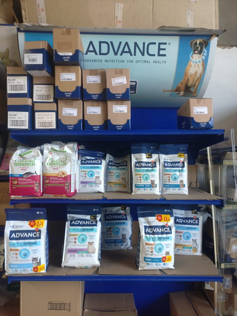 Estantería con pienso advance
